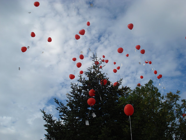 red love balloons paris wedding
