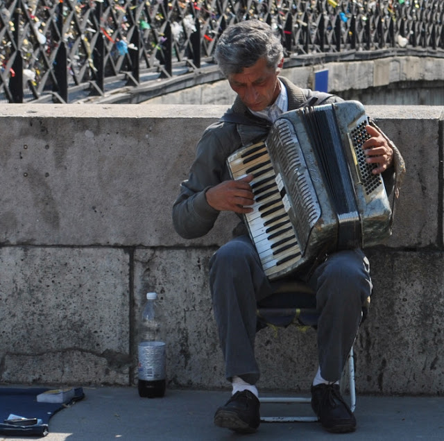Paris accordian player