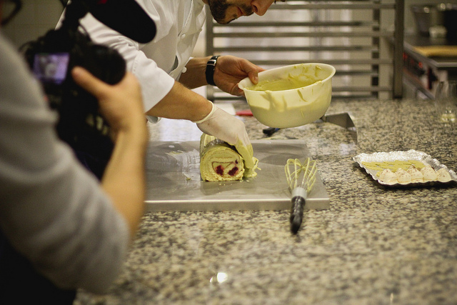 Sébastien Gaudard Finishing the Bûche de Noel