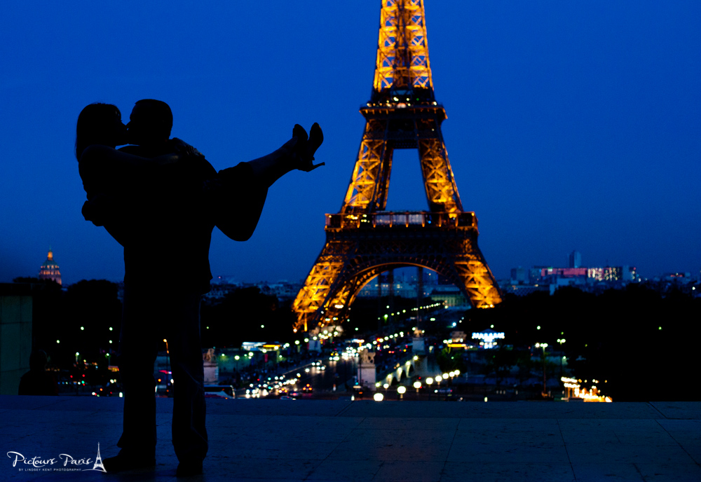 Влюбленные и башня. Влюбленные в Париже. Париж любовь. Вечерний Париж. Двое. Париж.
